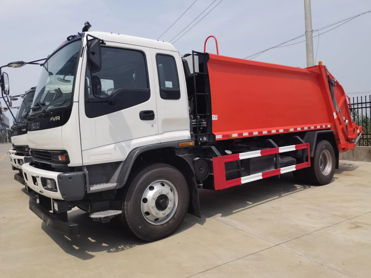Rear Loader Garbage Trucks_ Efficient Waste Management Solutions