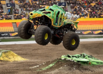 Hot Wheels Monster Trucks Glow & Fire Show Spectacular