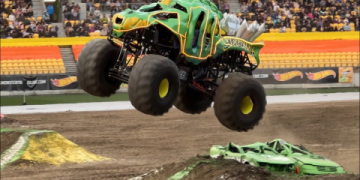 Hot Wheels Monster Trucks Glow & Fire Show Spectacular