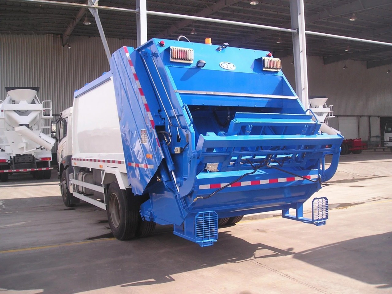 Rear Loader Garbage Trucks_ Efficient Waste Management Solutions