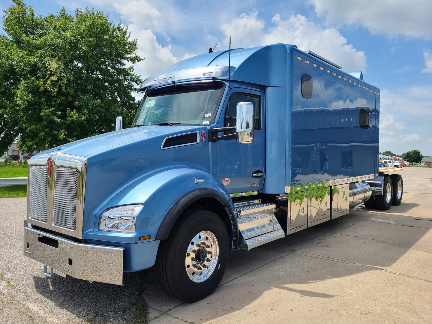 Your Guide to Buying Custom Sleeper Semi Trucks for Sale