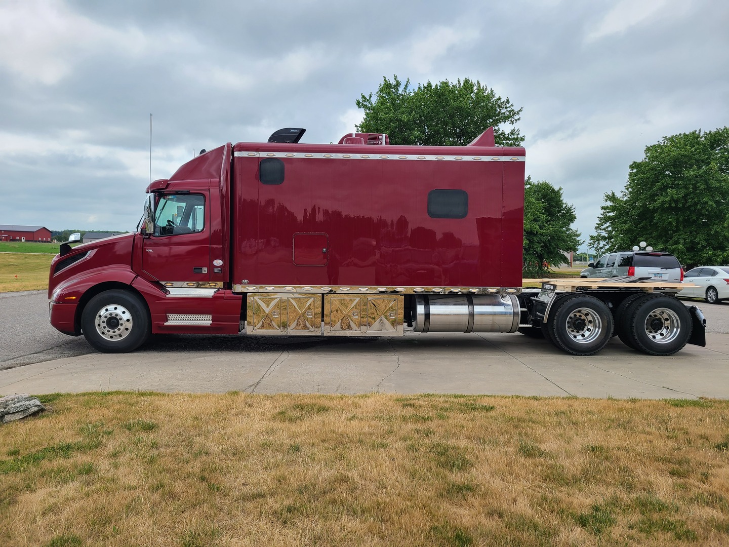 Need a Custom Sleeper Semi Truck_ Explore Trucks for Sale Here